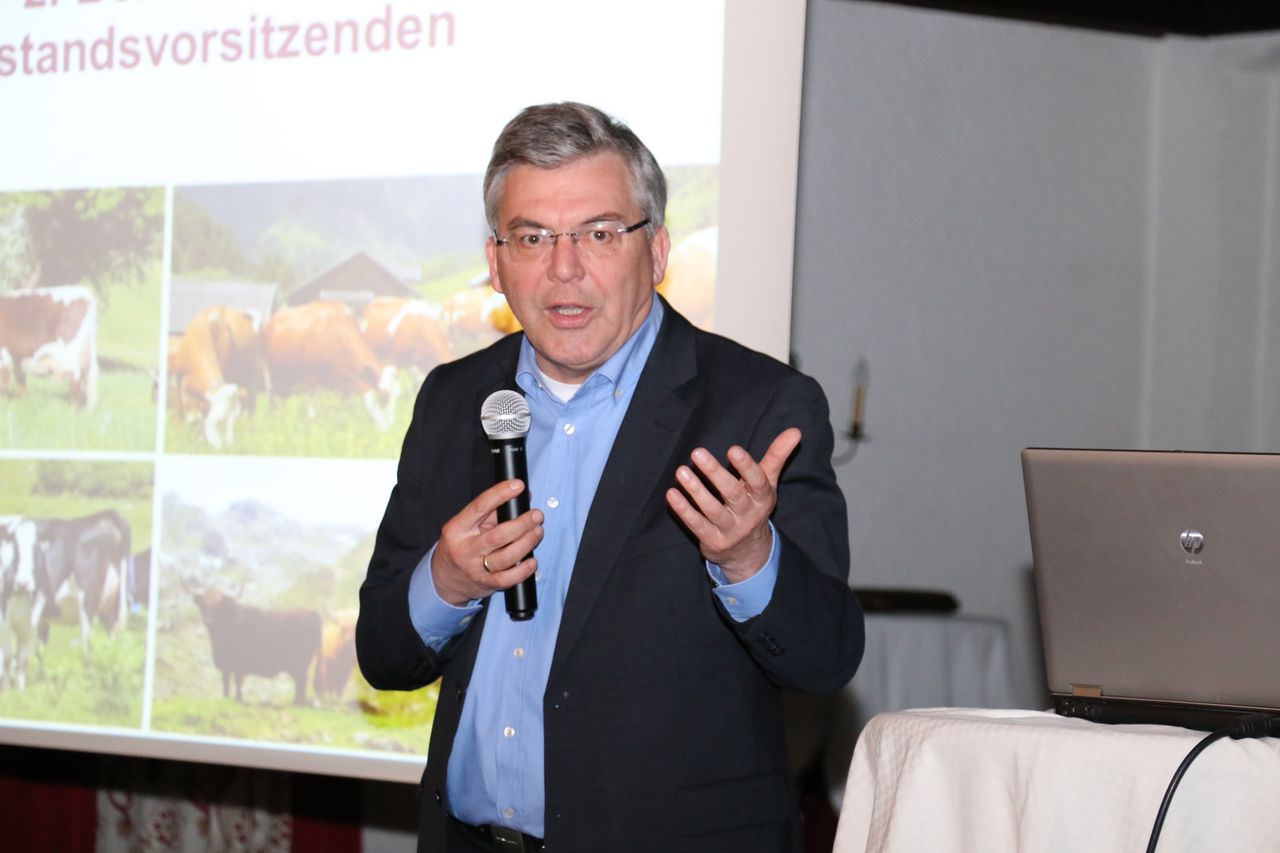 Landesrat Dipl.-Ing. Dr. Josef Schwaiger spricht in seinem Vortrag von hoher Qualität und Tradition des Rinderzuchtverbandes